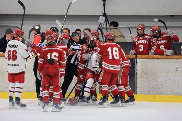 Spieler der U20 Mannschaften Kölner Junghaie, Schiedrichter sowie von St. Andrew s College aus Ontario Kanada in den roten Trikots bei einer Rangelei bzw. Meinungsverschiedenheit im Spiel, Junior Cup 2026 in der Eishalle des Eissport- und Tennistentrums am Timmendorfer Strand, Ostholestein, Turnier der Jungadler Mannheim zur Saisonvorbereitung 2026- 27, St. Andrew s College- Kölner Junghaie 2:3 *** Players from the U20 teams Kölner Junghaie and St. Andrew’s College from Ontario, Canada—wearing red jerseys—during a scuffle or disagreement during the game, Junior Cup 2026 at the ice rink of the Eissport und Tennistentrum in Timmendorfer Strand, Ostholestein, a tournament organized by the Jungadler Mannheim as part of their 2026–27 preseason preparations, St. Andrew’s College vs. Kölner Junghaie 2–3