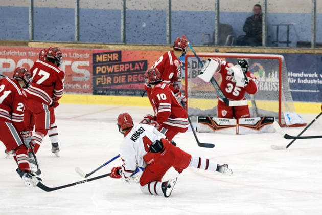 Auf dem Eis kniender Junghaie Spieler Künast 4 Schuss wird vom Goalie übers Tor abgewährt, U20 Mannschaften Kölner Junghaie sowie von St. Andrew s College aus Ontario Kanada in den roten Trikots, Junior Cup 2026 in der Eishalle des Eissport- und Tennistentrums am Timmendorfer Strand, Ostholestein, Turnier der Jungadler Mannheim zur Saisonvorbereitung 2026- 27, *** Junghaie player Künast, kneeling on the ice, takes his fourth shot, which is deflected over the goal by the goalie; U20 teams: the Cologne Junghaie and St. Andrew’s College from Ontario, Canada (in red jerseys), Junior Cup 2026 at the ice rink of the Eissport und Tennistentrum in Timmendorfer Strand, Ostholstein; a tournament organized by the Mannheim Jungadler as part of their 2026–27 preseason preparations,