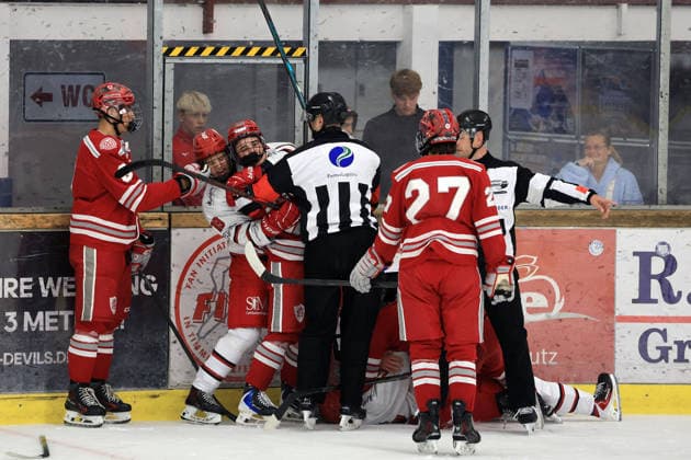 Rangelei bzw. eine Auseinandersetzung zwischen mehreren U20 Spielern Jungadler Mannheim und HC Energy Karlovy Vary und dem Versuch zweier Schieddsrichter mittendrin zu schlichten , Junior Cup 2026 in der Eishalle des Eissport- und Tennistentrums am Timmendorfer Strand, Ostholestein, Turnier der Jungadler Mannheim, 23.08.2026, Vorbereitung auf die Saison 2026- 27, *** A scuffle or altercation between several U20 players from the Mannheim Jungadler and HC Energy Karlovy Vary, and an attempt by two referees to intervene and mediate in the midst of it all, Junior Cup 2026 at the ice rink of the Eissport und Tennistentrum in Timmendorfer Strand, Ostholestein, Jungadler Mannheim tournament, August 23, 2026, preparation for the 2026–27 season,