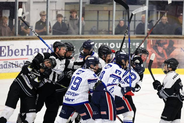 Rangelei bzw. eine Auseinandersetzung zwischen mehreren Spielern U20 Jungadler Mannheim und HC Energy Karlovy Vary und dem Versuch zweier Schieddsrichter mittendrin zu schlichten , Junior Cup 2026 in der Eishalle des Eissport- und Tennistentrums am Timmendorfer Strand, Ostholestein, Turnier der Jungadler Mannheim, 23.08.2026, Vorbereitung auf die Saison 2026- 27, *** A scuffle or altercation between several players from the U20 Jungadler Mannheim and HC Energy Karlovy Vary teams, and an attempt by two referees to intervene and settle the dispute in the middle of it all, Junior Cup 2026 at the ice rink of the Eissport und Tennistentrum in Timmendorfer Strand, Ostholestein, Jungadler Mannheim tournament, August 23, 2026, preparation for the 2026–27 season,