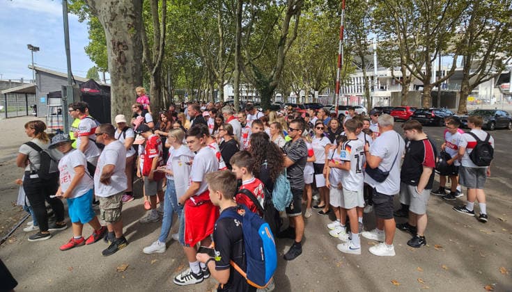 Stuttgart , Fußball Training VfB Stuttgart , Fans warten auf den Einlass *** Stuttgart, VfB Stuttgart soccer practice, fans waiting to be let in