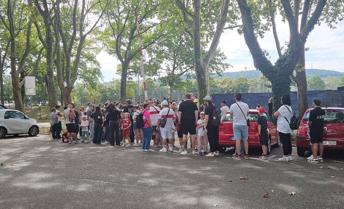 Stuttgart , Fußball Training VfB Stuttgart , Fans warten auf den Einlass *** Stuttgart, VfB Stuttgart soccer practice, fans waiting to be let in