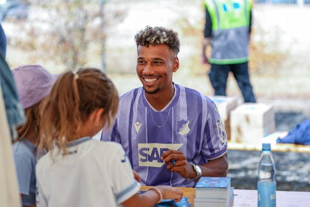 GER, Sinsheim, TSG Hoffenheim Saisoneröffnung, Fussball, DFB, Spielzeit 2026 2027, SNP Arena im Bild: Bambase Conte (TSG Hoffenheim) bei der Autogrammstunde für die Fans DFB DFL REGULATIONS PROHIBIT ANY USE OF PHOTOGRAPHS AS IMAGE SEQUENCES AND OR QUASI-VIDEO, 23.08.2026 *** GER, Sinsheim, TSG Hoffenheim Season Opener, Soccer, DFB, 2026–2027 Season, SNP Arena: Bambase Conte of TSG Hoffenheim at an autograph session for fans. DFB and DFL regulations prohibit any use of photographs as image sequences and or quasi-video, August 23, 2026 Copyright: HMBxMedia HendrikxHamelau
