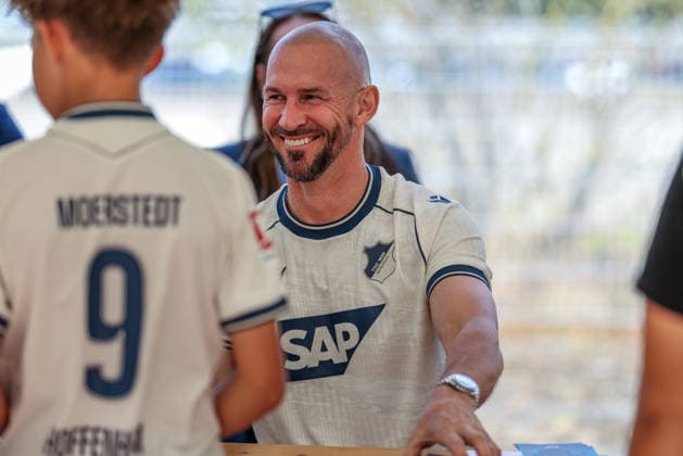GER, Sinsheim, TSG Hoffenheim Saisoneröffnung, Fussball, DFB, Spielzeit 2026 2027, SNP Arena im Bild: Chrsitian Ilzer (TSG Hoffenheim) bei der Autogrammstunde für die Fans DFB DFL REGULATIONS PROHIBIT ANY USE OF PHOTOGRAPHS AS IMAGE SEQUENCES AND OR QUASI-VIDEO, 23.08.2026 *** GER, Sinsheim, TSG Hoffenheim Season Opener, Soccer, DFB, 2026–2027 Season, SNP Arena in the photo: Christian Ilzer of TSG Hoffenheim at an autograph session for fans. DFB and DFL regulations prohibit any use of photographs as image sequences and or quasi-video. August 23, 2026 Copyright: HMBxMedia HendrikxHamelau