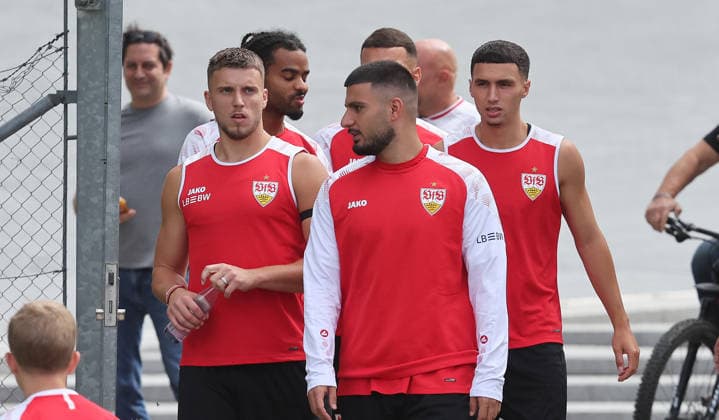 Stuttgart , Fußball Training VfB Stuttgart , von links: Ermedin Demirovic Deniz Undav Bilal El Khannouss *** Stuttgart, VfB Stuttgart soccer practice, from left: Ermedin Demirovic, Deniz Undav, Bilal El Khannouss