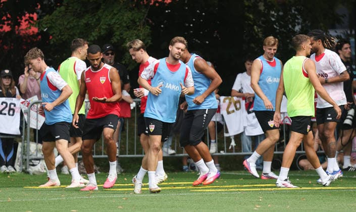 Stuttgart , Fußball Training VfB Stuttgart , mitte: Maximilian Mittelstädt *** Stuttgart, VfB Stuttgart Soccer Practice, Center: Maximilian Mittelstädt