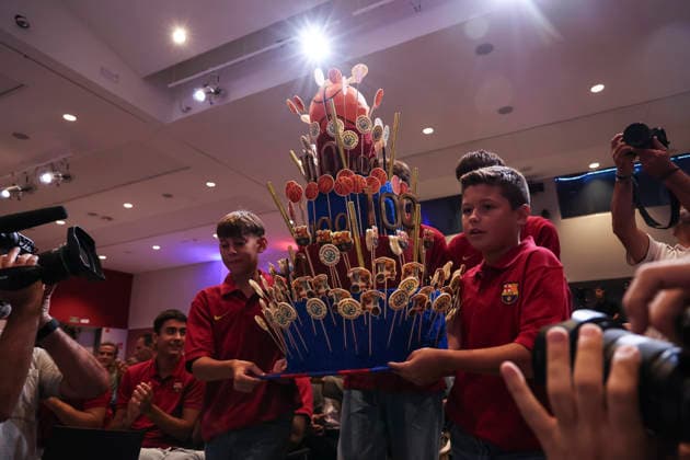 Sport Bilder des Tages August 24, 2026, Barcelona, Barcelona, Spain: The celebratory cake is brought in during presentation of the Centenary events of the FC Barcelona, Barca Basketball section at Auditori 1899 on August 24, 2026 in Barcelona, Spain. Barcelona Spain - ZUMAa181 20260824_zaa_a181_044 Copyright: xJavierxBorregox