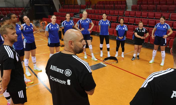 Stuttgart , DEKRA 1. Bundesliga Frauen Volleyball Trainingsauftakt Allianz MTV Stuttgart , Trainer Konstantin Bitter mit seiner Mannschaft *** Stuttgart, DEKRA 1 Bundesliga Women s Volleyball: Start of Training for Allianz MTV Stuttgart; Coach Konstantin Bitter with his team