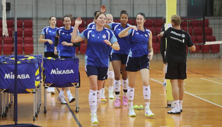 Stuttgart , DEKRA 1. Bundesliga Frauen Volleyball Trainingsauftakt Allianz MTV Stuttgart , von links: Eleanor Holthaus Jasmine Gross *** Stuttgart, DEKRA 1 Bundesliga Women s Volleyball: Start of Training for Allianz MTV Stuttgart; from left: Eleanor Holthaus, Jasmine Gross