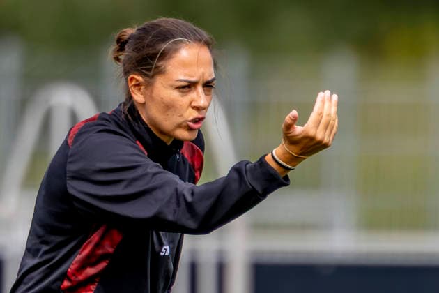 Ingolstadt, Deutschland 24. August 2026: 3. Liga - 2026 2027 - FC Ingolstadt 04 - Training Im Bild: Trainerin Sabrina Wittmann (FCI) gestikuliert auf dem Spielfeld. Trainingsgelände Audi Sportpark Bayern *** Ingolstadt, Germany, August 24, 2026; 3rd Division 2026–2027; FC Ingolstadt 04; Training; Pictured: FCI coach Sabrina Wittmann gesturing on the field at the Audi Sportpark Bayern training facility Copyright: xFotostandx xSchäferx