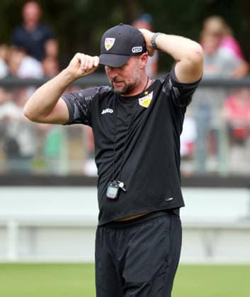 24.08.26 VfB Stuttgart Training Deutschland, Stuttgart, 24.08.2026, Fussball, Bundesliga, Saison 2026 2027, VfB Stuttgart Training: Sebastian Hoeneß (Trainer). *** August 24, 2026 VfB Stuttgart Practice Germany, Stuttgart, August 24, 2026, Soccer, Bundesliga, 2026–2027 Season, VfB Stuttgart Practice, Sebastian Hoeneß, Coach