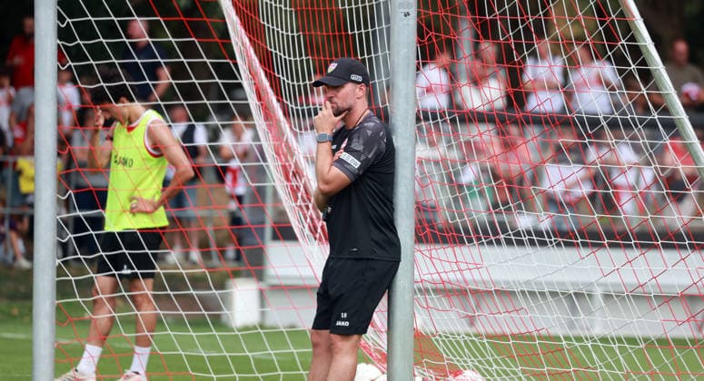 24.08.26 VfB Stuttgart Training Deutschland, Stuttgart, 24.08.2026, Fussball, Bundesliga, Saison 2026 2027, VfB Stuttgart Training: Sebastian Hoeneß (Trainer). *** August 24, 2026 VfB Stuttgart Training Germany, Stuttgart, August 24, 2026, Soccer, Bundesliga, 2026–2027 Season, VfB Stuttgart Training, Sebastian Hoeneß, Coach