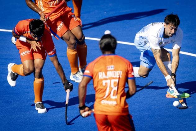 AMSTELVEEN - Manpreet Singh of India in a duel with Martin Ferreiro of Argentina (R) during the Hockey World Cup match between Argentina and India at the Wagener Stadium. KOEN VAN WEEL ANP xVIxANPxSportx xxANPxIVx 566194899 originalFilename: 566194899.jpg