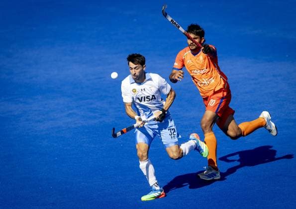 AMSTELVEEN - Martin Ferreiro of Argentina in a duel with Sanjay of India (R) during the Hockey World Cup match between Argentina and India at the Wagener Stadium. KOEN VAN WEEL ANP xVIxANPxSportx xxANPxIVx 566195050 originalFilename: 566195050.jpg