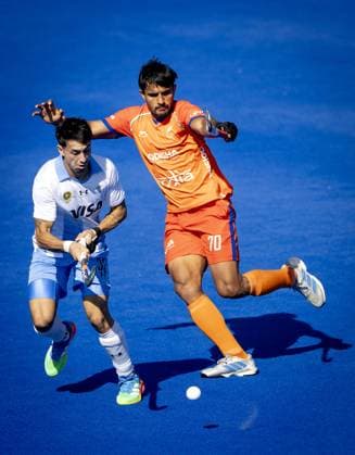 AMSTELVEEN - Martin Ferreiro of Argentina in a duel with Sanjay of India (R) during the Hockey World Cup match between Argentina and India at the Wagener Stadium. KOEN VAN WEEL ANP xVIxANPxSportx xxANPxIVx 566195063 originalFilename: 566195063.jpg