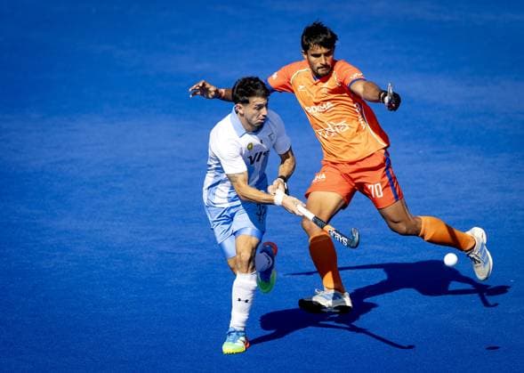 AMSTELVEEN - Martin Ferreiro of Argentina in a duel with Sanjay of India (R) during the Hockey World Cup match between Argentina and India at the Wagener Stadium. KOEN VAN WEEL ANP xVIxANPxSportx xxANPxIVx 566195141 originalFilename: 566195141.jpg