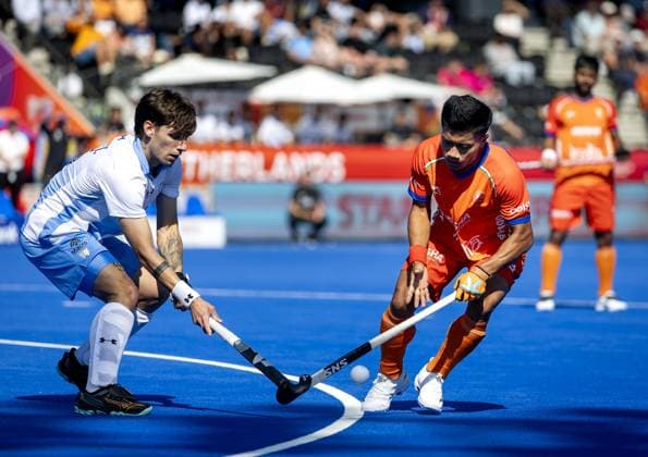 AMSTELVEEN - Tomas Ruiz of Argentina in a duel with Nilakanta Sharma of India (R) during the Hockey World Cup match between Argentina and India at the Wagener Stadium. KOEN VAN WEEL ANP xVIxANPxSportx xxANPxIVx 566198633 originalFilename: 566198633.jpg