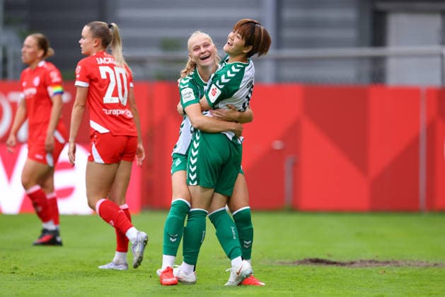 v.li.: Isabella Jaron (SV Werder Bremen, 11) und Torschützin Mei Shimada (SV Werder Bremen, 8) mit Torjubel, Jubel, jubeln, jubelt, optimistisch, Spielszene, Highlight, Freude über das Tor zum 0:1, DIE DFB-RICHTLINIEN UNTERSAGEN JEGLICHE NUTZUNG VON FOTOS ALS SEQUENZBILDER UND ODER VIDEOÄHNLICHE FOTOSTRECKEN. DFB REGULATIONS PROHIBIT ANY USE OF PHOTOGRAPHS AS IMAGE SEQUENCES AND OR QUASI-VIDEO., 24.08.2026, Mainz (Deutschland), Fussball, Google Pixel Frauen-Bundesliga, 1. FSV Mainz 05 - SV Werder Bremen *** From left: Isabella Jaron (SV Werder Bremen), 11, and goal scorer Mei Shimada (SV Werder Bremen), 8, celebrating the goal; celebration, cheering, jubilant, optimistic, game scene, highlight, joy over the goal that made it 0–1, DFB REGULATIONS PROHIBIT ANY USE OF PHOTOGRAPHS AS SEQUENCE IMAGES AND OR VIDEO-LIKE PHOTO SERIES DFB REGULATIONS PROHIBIT ANY USE OF PHOTOGRAPHS AS IMAGE SEQU, August 24, 2026, Mainz, Germany, soccer, Google Pixel Women’s Bundesliga, 1 FSV Mainz 05 vs. SV Werder Bremen xobx