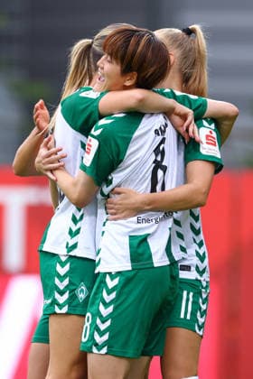 Spielerinnen des SV Werder Bremen und Torschützin Mei Shimada (SV Werder Bremen, 8) mit Torjubel, Jubel, jubeln, jubelt, optimistisch, Spielszene, Highlight, Freude über das Tor zum, DIE DFB-RICHTLINIEN UNTERSAGEN JEGLICHE NUTZUNG VON FOTOS ALS SEQUENZBILDER UND ODER VIDEOÄHNLICHE FOTOSTRECKEN. DFB REGULATIONS PROHIBIT ANY USE OF PHOTOGRAPHS AS IMAGE SEQUENCES AND OR QUASI-VIDEO., 24.08.2026, Mainz (Deutschland), Fussball, Google Pixel Frauen-Bundesliga, 1. FSV Mainz 05 - SV Werder Bremen *** SV Werder Bremen players and goal scorer Mei Shimada of SV Werder Bremen, No. 8, celebrating a goal, cheering, rejoicing, optimistic, game scene, highlight, joy over the goal, THE DFB REGULATIONS PROHIBIT ANY USE OF PHOTOGRAPHS AS SEQUENCE IMAGES AND OR VIDEO-LIKE PHOTO SERIES DFB REGULATIONS PROHIBIT ANY USE OF PHOTOGRAPHS AS IMAGE SEQUENCES AND OR QUASI-VIDEO, August 24, 2026, Mainz, Germany, soccer, Google Pixel Women’s Bundesliga, 1 FSV Mainz 05 vs. SV Werder Bremen xobx