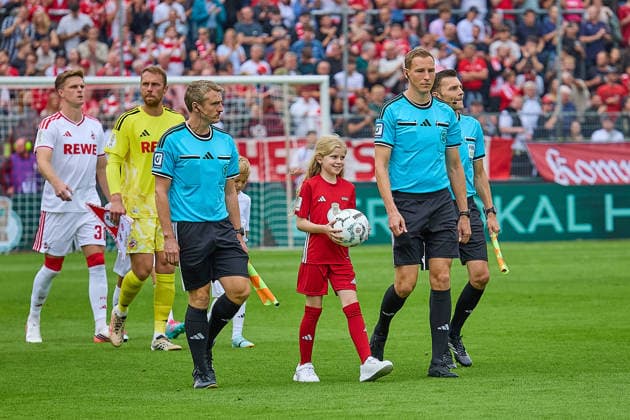 Taris Bonga (FC Wuerzburger Kickers, 30), Marvin Schwaebe (1. FC Koeln, 01), Robert Wessel (Schiedsrichterassistent), Martin Petersen (Schiedsrichter), Eduard Beitinger (Schiedsrichterassistent) GER, Wuerzburger Kickers vs. 1. FC Koeln, Fussball, Herren, DFB-Pokal, 1. Runde, Spielzeit 2026 2027, 24.08.2026 DFL, DFB regulations prohibit any use of photographs as image sequences and or quasi-video GER, Wuerzburger Kickers vs. 1. FC Koeln, Fussball, Herren, DFB-Pokal, 1. Runde, Spielzeit 2026 2027, 24.08.2026 Wuerzburg *** Taris Bonga, FC Würzburger Kickers, 30; Marvin Schwaebe, 1. FC Köln, 01, Robert Wessel (Assistant Referee), Martin Petersen (Referee), Eduard Beitinger (Assistant Referee), GER, Würzburger Kickers vs. 1. FC Köln, Soccer, Men’s, DFB Cup, 1st Round, 2026–2027 Season, August 24, 2026 DFL, DFB regulations prohibit any use of photographs as image sequences and or quasi-video GER, Würzburger Kickers vs. 1. FC Köln, Soccer, Men’s, DFB Cup, 1st Round, 2026–2027 Season, August 24, 2026, Würzburg Copyright: xEibner-Pressefotox EP_ODS