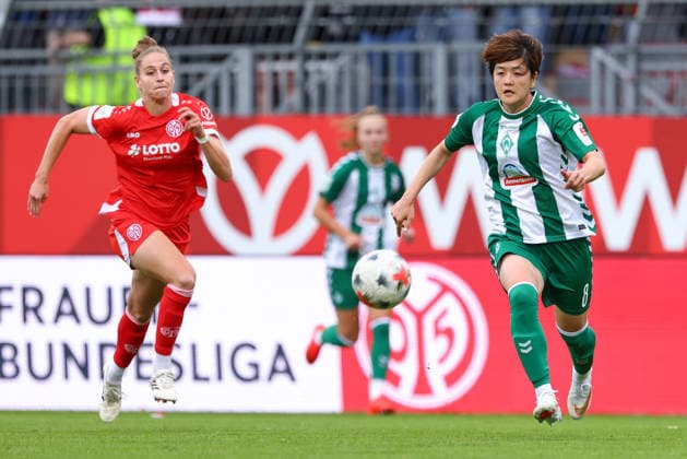 v.li.: Saskia Matheis (1. FSV Mainz 05, 19) und Mei Shimada (SV Werder Bremen, 8) im Zweikampf, Duell, Dynamik, Aktion, Action, Spielszene, DIE DFB-RICHTLINIEN UNTERSAGEN JEGLICHE NUTZUNG VON FOTOS ALS SEQUENZBILDER UND ODER VIDEOÄHNLICHE FOTOSTRECKEN. DFB REGULATIONS PROHIBIT ANY USE OF PHOTOGRAPHS AS IMAGE SEQUENCES AND OR QUASI-VIDEO., 24.08.2026, Mainz (Deutschland), Fussball, Google Pixel Frauen-Bundesliga, 1. FSV Mainz 05 - SV Werder Bremen *** From left: Saskia Matheis (1) of FSV Mainz 05, 19, and Mei Shimada (8) of SV Werder Bremen in a one-on-one battle, duel, dynamic moment, action, game scene, DFB REGULATIONS PROHIBIT ANY USE OF PHOTOGRAPHS AS SEQUENCE IMAGES AND OR VIDEO-LIKE PHOTO SERIES DFB REGULATIONS PROHIBIT ANY USE OF PHOTOGRAPHS AS IMAGE SEQUENCES AND OR QUASI-VIDEO, August 24, 2026, Mainz, Germany, Soccer, Google Pixel Women’s Bundesliga, 1 FSV Mainz 05 vs. SV Werder Bremen xobx