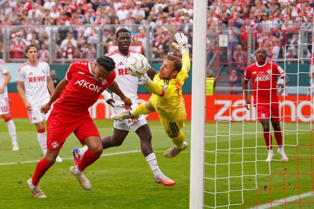 Deutschland: Fußball DFB-Pokal 2026 2027, 1. Spieltag - Würzburger Kickers vs 1. FC Köln AKON ARENA (Würzburg) Tor und Torjubel zum 1:0 durch David Abrangao (FWK, 3) *** Germany Soccer DFB Cup 2026–2027, Matchday 1: Würzburger Kickers vs. 1. FC Köln at AKON ARENA in Würzburg—Goal and celebration following the 1–0 goal by David Abrangao (FWK), 3 Copyright: xTobiasxWentzellx