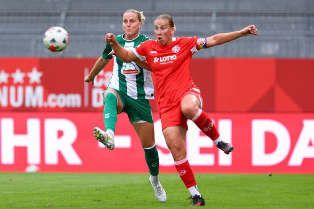 v.li.: Lina Hausicke (SV Werder Bremen, 18) und Johanna Berg (1. FSV Mainz 05, 9) im Zweikampf, Duell, Dynamik, Aktion, Action, Spielszene, DIE DFB-RICHTLINIEN UNTERSAGEN JEGLICHE NUTZUNG VON FOTOS ALS SEQUENZBILDER UND ODER VIDEOÄHNLICHE FOTOSTRECKEN. DFB REGULATIONS PROHIBIT ANY USE OF PHOTOGRAPHS AS IMAGE SEQUENCES AND OR QUASI-VIDEO., 24.08.2026, Mainz (Deutschland), Fussball, Google Pixel Frauen-Bundesliga, 1. FSV Mainz 05 - SV Werder Bremen *** From left: Lina Hausicke (SV Werder Bremen), 18, and Johanna Berg (1 FSV Mainz 05), 9, in a one-on-one battle; duel; dynamic; action; game scene, DFB REGULATIONS PROHIBIT ANY USE OF PHOTOGRAPHS AS SEQUENCE IMAGES AND OR VIDEO-LIKE PHOTO SERIES DFB REGULATIONS PROHIBIT ANY USE OF PHOTOGRAPHS AS IMAGE SEQUENCES AND OR QUASI-VIDEO, August 24, 2026, Mainz, Germany, Soccer, Google Pixel Women’s Bundesliga, 1. FSV Mainz 05 vs. SV Werder Bremen xobx