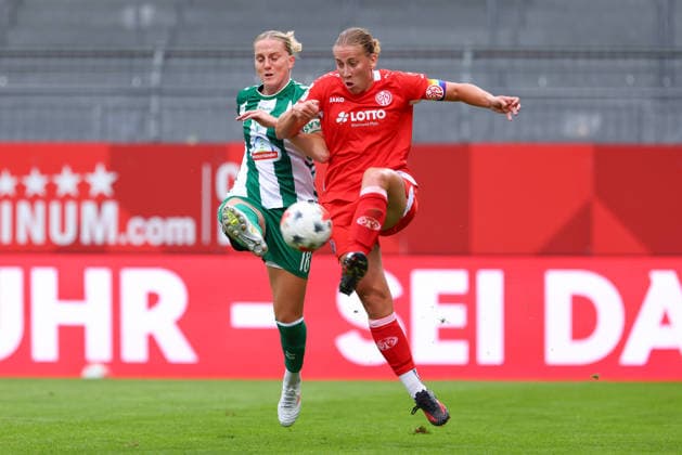 v.li.: Lina Hausicke (SV Werder Bremen, 18) und Johanna Berg (1. FSV Mainz 05, 9) im Zweikampf, Duell, Dynamik, Aktion, Action, Spielszene, DIE DFB-RICHTLINIEN UNTERSAGEN JEGLICHE NUTZUNG VON FOTOS ALS SEQUENZBILDER UND ODER VIDEOÄHNLICHE FOTOSTRECKEN. DFB REGULATIONS PROHIBIT ANY USE OF PHOTOGRAPHS AS IMAGE SEQUENCES AND OR QUASI-VIDEO., 24.08.2026, Mainz (Deutschland), Fussball, Google Pixel Frauen-Bundesliga, 1. FSV Mainz 05 - SV Werder Bremen *** From left: Lina Hausicke (SV Werder Bremen), 18, and Johanna Berg (1 FSV Mainz 05), 9, in a one-on-one battle; duel; dynamic; action; game scene, DFB REGULATIONS PROHIBIT ANY USE OF PHOTOGRAPHS AS SEQUENCE IMAGES AND OR VIDEO-LIKE PHOTO SERIES DFB REGULATIONS PROHIBIT ANY USE OF PHOTOGRAPHS AS IMAGE SEQUENCES AND OR QUASI-VIDEO, August 24, 2026, Mainz, Germany, Soccer, Google Pixel Women’s Bundesliga, 1. FSV Mainz 05 vs. SV Werder Bremen xobx
