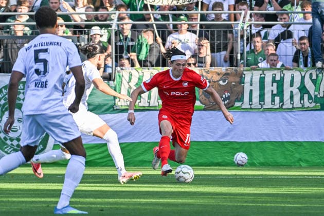 24.08.2026, xlakx, Fussball DFB Pokal 1.Runde, VSG Altglienicke - VfL Wolfsburg v.l. David Kebe (VSG Altglienicke, 5) Ugur Ogulcan Tezel (VSG Altglienicke, 17) Fabian Reese (VfL Wolfsburg, 11) Zweikampf, Duell, Kampf, tackle (DFL DFB REGULATIONS PROHIBIT ANY USE OF PHOTOGRAPHS as IMAGE SEQUENCES and or QUASI-VIDEO) Berlin *** August 24, 2026, xlakx, Soccer DFB Cup 1st Round, VSG Altglienicke vs. VfL Wolfsburg: David Kebe (VSG Altglienicke), 5 Ugur Ogulcan Tezel (VSG Altglienicke), 17 Fabian Reese (VfL Wolfsburg), 11 Tackle, duel, battle, tackle DFL DFB REGULATIONS PROHIBIT ANY USE OF PHOTOGRAPHS as IMAGE SEQUENCES and or QUASI-VIDEO Berlin