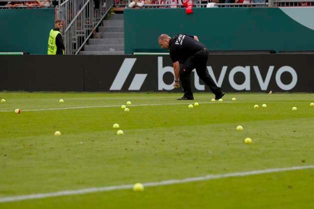 Sport Bilder des Tages Im Bild: Fans werfen aus Protest Tennisbaelle auf das Spielfeld, Ordner muessen diese aufsammeln, Spielunterbrechung 24.08.2026, FC Wuerzburger Kickers - 1. FC Koeln, DFB-Pokal, 1. Runde, Deutschland, Wuerzburg, AKON-Arena, DFL REGULATIONS PROHIBIT ANY USE OF PHOTOGRAPHS AS IMAGE SEQUENCES AND OR QUASI-VIDEO. *** In the photo, fans are throwing tennis balls onto the field in protest; security guards are forced to pick them up; game interruption on August 24, 2026, FC Würzburger Kickers vs. FC Köln, DFB Cup, First Round, Germany, Würzburg, AKON Arena, DFL REGULATIONS PROHIBIT ANY USE OF PHOTOGRAPHS AS IMAGE SEQUENCES AND OR QUASI-VIDEO Copyright: HMBxMedia xJulienxBecker
