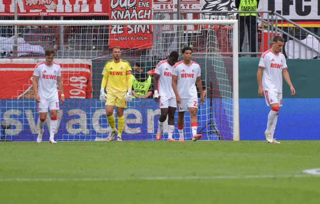 24.08.2026, xblx, Fussball DFB Pokal 1.Runde, Kickers Wuerzburg - 1.FC Köln v.l. köln enttäuscht, enttaeuscht schauend, dissapointed, Enttäuschung, Enttaeuschung Wuerzburg *** August 24, 2026, xblx, Soccer, DFB Cup First Round, Kickers Würzburg vs. 1. FC Köln, Köln disappoints, looking disappointed, disappointed, disappointment, Würzburg s disappointment