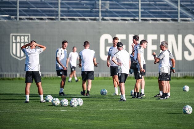 SOCCER - UEFA CL, LASK vs Celtic LINZ,AUSTRIA,24.AUG.26 - SOCCER - UEFA Champions League, play-off, Linzer ASK vs Celtic Glasgow, preview, training LASK. Image shows a feature with the staff of LASK.  GEPAxpictures xManuelxBinder
