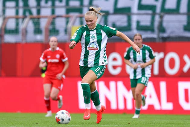 Isabella Jaron (SV Werder Bremen, 11) am Ball, Einzelbild, Ganzkörper, Aktion, Action, Spielszene, DIE DFB-RICHTLINIEN UNTERSAGEN JEGLICHE NUTZUNG VON FOTOS ALS SEQUENZBILDER UND ODER VIDEOÄHNLICHE FOTOSTRECKEN. DFB REGULATIONS PROHIBIT ANY USE OF PHOTOGRAPHS AS IMAGE SEQUENCES AND OR QUASI-VIDEO., 24.08.2026, Mainz (Deutschland), Fussball, Google Pixel Frauen-Bundesliga, 1. FSV Mainz 05 - SV Werder Bremen *** Isabella Jaron, SV Werder Bremen, No. 11 with the ball, single frame, full-body shot, action, game scene, DFB REGULATIONS PROHIBIT ANY USE OF PHOTOGRAPHS AS SEQUENCE IMAGES AND OR VIDEO-LIKE PHOTO SERIES DFB REGULATIONS PROHIBIT ANY USE OF PHOTOGRAPHS AS IMAGE SEQU, August 24, 2026, Mainz, Germany, Soccer, Google Pixel Women’s Bundesliga, 1 FSV Mainz 05 vs. SV Werder Bremen xobx