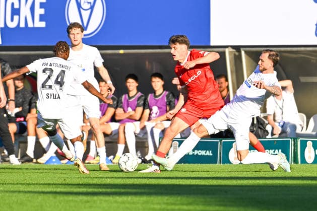 24.08.2026, xlakx, Fussball DFB Pokal 1.Runde, VSG Altglienicke - VfL Wolfsburg v.l. Mohamed Sydney Sylla (VSG Altglienicke, 24) Joakim Maehle (VfL Wolfsburg, 21) Tim Rieder (VSG Altglienicke, 23) Zweikampf, Duell, Kampf, tackle (DFL DFB REGULATIONS PROHIBIT ANY USE OF PHOTOGRAPHS as IMAGE SEQUENCES and or QUASI-VIDEO) Berlin *** August 24, 2026, xlakx, Soccer DFB Cup 1st Round, VSG Altglienicke vs. VfL Wolfsburg – Mohamed Sydney Sylla (VSG Altglienicke), 24 Joakim Maehle (VfL Wolfsburg), 21 Tim Rieder VSG Altglienicke, 23 Tackle, duel, battle, DFL DFB REGULATIONS PROHIBIT ANY USE OF PHOTOGRAPHS AS IMAGE SEQUENCES AND OR QUASI-VIDEO Berlin
