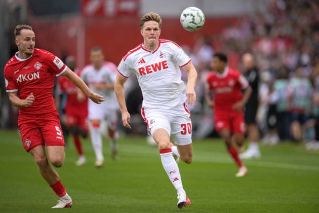 Fußball, DFB-Pokal, 20260824, FC Würzburger Kickers - 1. FC Köln. Im Bild v.l. Leo EBERLE (Würzburg, 5), Marius BÜLTER (Köln, 30). Würzburg AKON-Arena Bayern Deutschland *** Soccer, DFB Cup, 20260824, FC Würzburger Kickers vs. FC Köln. Pictured, from left: Leo EBERLE (Würzburg, 5), Marius BÜLTER (Cologne, 30). Würzburg AKON Arena, Bavaria, Germany Copyright: Passion2Press MarkusxFischerx