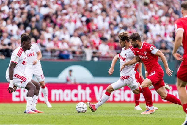 WUERZBURG, GERMANY - AUGUST 24: Jan Thielmann (1. FC Koeln, 29) controls the ball against Daniel Haegele (Hägele, Wuerzburger Kickers, 22) during the 1st round DFB Pokal match between Wuerzburger Kickers vs. 1. FC Koeln at AKON ARENA on August 24, 2026 in Wuerzburg, Germany. DFB REGULATIONS PROHIBIT ANY USE OF PHOTOGRAPHS AS IMAGE SEQUENCES AND OR QUASI-VIDEO. Bavaria Germany Copyright: xSteffiexWunderlx