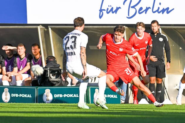24.08.2026, xlakx, Fussball DFB Pokal 1.Runde, VSG Altglienicke - VfL Wolfsburg v.l. Tim Rieder (VSG Altglienicke, 23) Joakim Maehle (VfL Wolfsburg, 21) Zweikampf, Duell, Kampf, tackle (DFL DFB REGULATIONS PROHIBIT ANY USE OF PHOTOGRAPHS as IMAGE SEQUENCES and or QUASI-VIDEO) Berlin *** August 24, 2026, xlakx, Soccer DFB Cup 1st Round, VSG Altglienicke vs. VfL Wolfsburg: Tim Rieder (VSG Altglienicke), Joakim Maehle (VfL Wolfsburg), 21 Tackle, duel, battle, DFL DFB REGULATIONS PROHIBIT ANY USE OF PHOTOGRAPHS as IMAGE SEQUENCES and or QUASI-VIDEO Berlin
