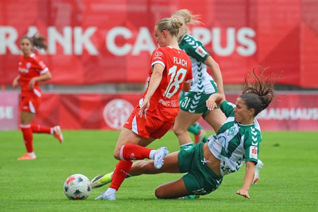 Mainz, Deutschland 24. August 2026: 1. BL Frauen - 2026 2027 - Sp. 1 - 1. FSV Mainz 05 gegen SV Werder Bremen Im Bild: v. li. im Zweikampf Paula Flach (FSV) gegen Luna Vanzeir (SVW). DFL regulations prohibit any use of photographs as image sequences and or quasi-video Bruchwegstadion Rheinland - Pfalz *** Mainz, Germany August 24, 2026 Women’s Bundesliga 2026–2027 Matchday 1: FSV Mainz 05 vs. SV Werder Bremen Pictured, from left, in a tackle: Paula Flach (FSV) vs. Luna Vanzeir (SVW). DFL regulations prohibit any use of photographs as image sequences and or quasi-video at Bruchwegstadion, Rhineland-Palatinate Copyright: xFotostandx xRacochax