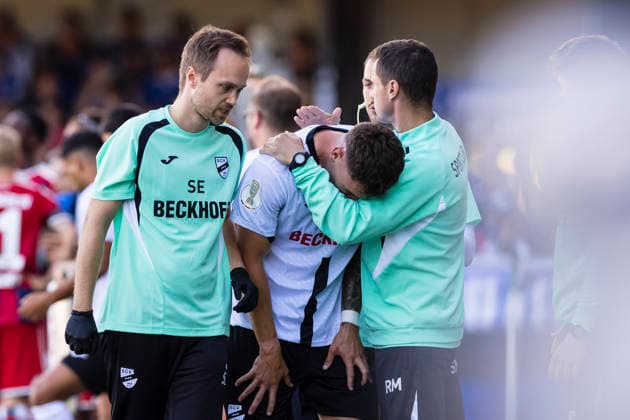 Sport Bilder des Tages 24.08.2026, Fussball, 1. Runde im DFB-Pokal, SC Verl - Hamburger SV. Tim Heike (SC Verl) ist traurig und muss verletzt ausgewechselt werden. Verl Sportclub Arena NRW Deutschland xRHR-FOTO DEx *** August 24, 2026, Soccer, 1st Round of the DFB Cup, SC Verl vs. Hamburger SV. Tim Heike of SC Verl is upset and has to be substituted due to injury. Verl Sportclub Arena, NRW, Germany. xRHR PHOTO DEx Copyright: DennisxEwert RHR-FOTOx RHR-FOTO DE
