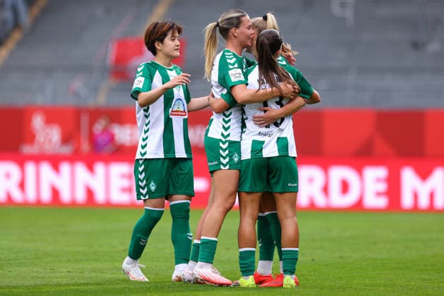 Spielerinnen des SV Werder Bremen mit Torjubel, Jubel, jubeln, jubelt, optimistisch, Spielszene, Highlight, Freude über das Tor zum 0:2, DIE DFB-RICHTLINIEN UNTERSAGEN JEGLICHE NUTZUNG VON FOTOS ALS SEQUENZBILDER UND ODER VIDEOÄHNLICHE FOTOSTRECKEN. DFB REGULATIONS PROHIBIT ANY USE OF PHOTOGRAPHS AS IMAGE SEQUENCES AND OR QUASI-VIDEO., 24.08.2026, Mainz (Deutschland), Fussball, Google Pixel Frauen-Bundesliga, 1. FSV Mainz 05 - SV Werder Bremen *** SV Werder Bremen players celebrating a goal, cheering, jubilant, optimistic, game action, highlight, joy over the goal that made it 0–2, DFB REGULATIONS PROHIBIT ANY USE OF PHOTOGRAPHS AS SEQUENCE IMAGES AND OR VIDEO-LIKE PHOTO SERIES DFB REGULATIONS PROHIBIT ANY USE OF PHOTOGRAPHS AS IMAGE SEQU, August 24, 2026, Mainz, Germany, soccer, Google Pixel Women’s Bundesliga, 1. FSV Mainz 05 vs. SV Werder Bremen xobx