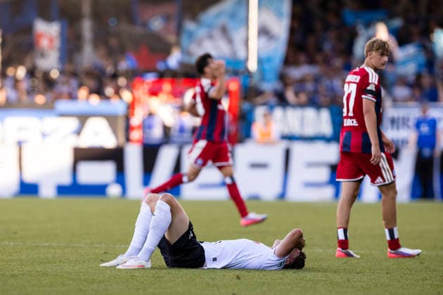 24.08.2026, Fussball, 1. Runde im DFB-Pokal, SC Verl - Hamburger SV. Tim Heike (SC Verl) liegt verletzt auf dem Rasen und muss ausgewechselt werden. Verl Sportclub Arena NRW Deutschland xRHR-FOTO DEx *** August 24, 2026, Soccer, 1st Round of the DFB Cup, SC Verl vs. Hamburger SV. Tim Heike of SC Verl is lying injured on the field and must be substituted. Verl Sportclub Arena, NRW, Germany. xRHR PHOTO DEx Copyright: DennisxEwert RHR-FOTOx RHR-FOTO DE
