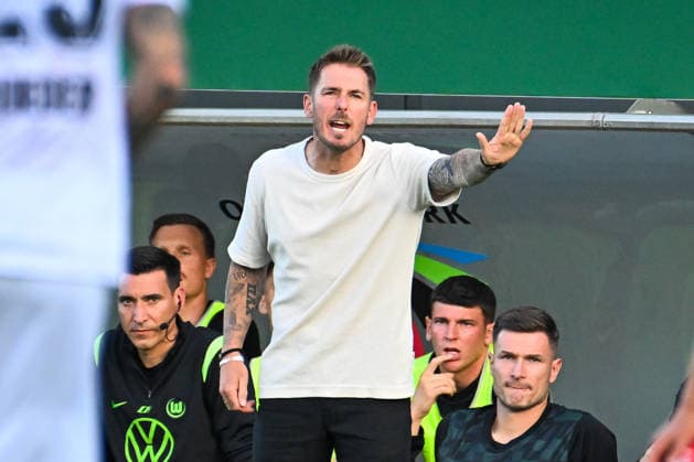 24.08.2026, xlakx, Fussball DFB Pokal 1.Runde, VSG Altglienicke - VfL Wolfsburg v.l. Tobias Strobl (VfL Wolfsburg, Trainer) gibt Anweisungen, gestikuliert mit den Armen, gesticulate, gives instructions (DFL DFB REGULATIONS PROHIBIT ANY USE OF PHOTOGRAPHS as IMAGE SEQUENCES and or QUASI-VIDEO) Berlin *** August 24, 2026, xlakx, Soccer, DFB Cup, First Round, VSG Altglienicke vs. VfL Wolfsburg, Tobias Strobl (VfL Wolfsburg), coach giving instructions, gesturing with his arms, gesticulate, gives instructions. DFL and DFB regulations prohibit any use of photographs as image sequences and or quasi-video. Berlin