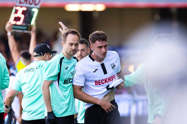 24.08.2026, Fussball, 1. Runde im DFB-Pokal, SC Verl - Hamburger SV. Tim Heike (SC Verl) ist traurig und muss verletzt ausgewechselt werden. Verl Sportclub Arena NRW Deutschland xRHR-FOTO DEx *** August 24, 2026, Soccer, 1st Round of the DFB Cup, SC Verl vs. Hamburger SV. Tim Heike of SC Verl is upset and has to be substituted due to injury. Verl Sportclub Arena, NRW, Germany. xRHR PHOTO DEx Copyright: DennisxEwert RHR-FOTOx RHR-FOTO DE