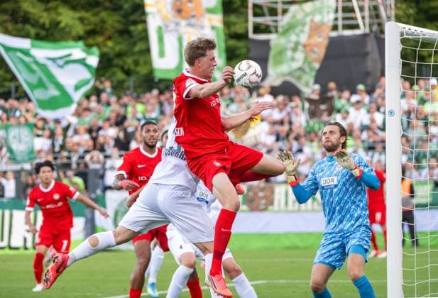 Fußball, Herren, Saison 2026 2027, DFB-Pokal (1. Runde), VSG Altglienicke - VfL Wolfsburg, v. l. Chance Alexander Bernhardsson (Wolfsburg), Torwart Luis Zwick (VSG Altglienicke); 24.08.2026, *** Soccer, Men s, 2026–2027 Season, DFB Cup First Round, VSG Altglienicke vs. VfL Wolfsburg; from left: Chance Alexander Bernhardsson (Wolfsburg), goalkeeper Luis Zwick (VSG Altglienicke), August 24, 2026, Copyright: xMatthiasxKochx