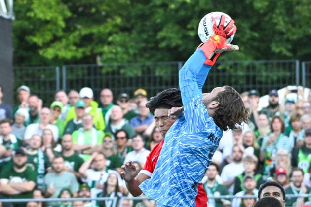 24.08.2026, xlakx, Fussball DFB Pokal 1.Runde, VSG Altglienicke - VfL Wolfsburg v.l. Kento Shiogai (VfL Wolfsburg, 7) Luis Zwick (VSG Altglienicke, 1) Zweikampf, Duell, Kampf, tackle (DFL DFB REGULATIONS PROHIBIT ANY USE OF PHOTOGRAPHS as IMAGE SEQUENCES and or QUASI-VIDEO) Berlin *** August 24, 2026, xlakx, Soccer DFB Cup 1st Round, VSG Altglienicke vs. VfL Wolfsburg, Kento Shiogai (VfL Wolfsburg), 7 Luis Zwick (VSG Altglienicke), 1 tackle, duel, battle, DFL DFB REGULATIONS PROHIBIT ANY USE OF PHOTOGRAPHS as IMAGE SEQUENCES and or QUASI-VIDEO Berlin