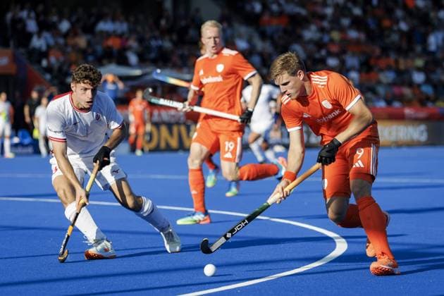 AMSTELVEEN - Conor Williamson of England and Koen Bijen of the Netherlands during the Hockey World Cup match between the Netherlands and England at the Wagener Stadium. KOEN VAN WEEL ANP xVIxANPxSportx xxANPxIVx 566202588 originalFilename: 566202588.jpg