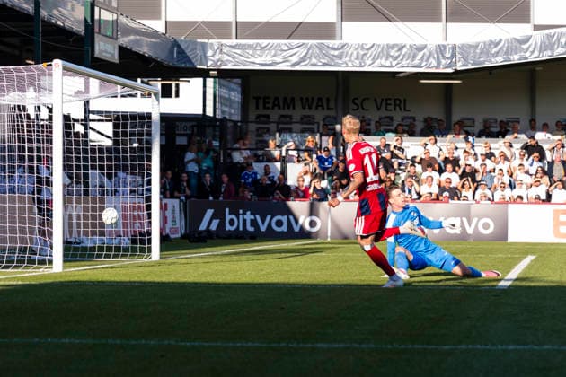 24.08.2026, Fussball, 1. Runde im DFB-Pokal, SC Verl - Hamburger SV. v. l. Albert Gronbaek Grönbaek (Hamburger SV) trifft zum 0:1 gegen Torwart Timo Schlieck (SC Verl). Verl Sportclub Arena NRW Deutschland xRHR-FOTO DEx *** August 24, 2026, Soccer, 1st Round of the DFB Cup, SC Verl vs. Hamburger SV at Albert Gronbaek Grönbaek; Hamburger SV scores 0-1 against goalkeeper Timo Schlieck; SC Verl, Verl Sportclub Arena, NRW, Germany; xRHR PHOTO DEx Copyright: DennisxEwert RHR-FOTOx RHR-FOTO DE