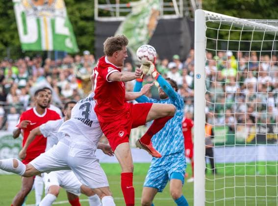 Fußball, Herren, Saison 2026 2027, DFB-Pokal (1. Runde), VSG Altglienicke - VfL Wolfsburg, v. l. Chance Alexander Bernhardsson (Wolfsburg), Torwart Luis Zwick (VSG Altglienicke); 24.08.2026, *** Soccer, Men s, 2026–2027 Season, DFB Cup First Round, VSG Altglienicke vs. VfL Wolfsburg; from left: Chance Alexander Bernhardsson (Wolfsburg), goalkeeper Luis Zwick (VSG Altglienicke); August 24, 2026, Copyright: xMatthiasxKochx