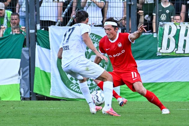 24.08.2026, xlakx, Fussball DFB Pokal 1.Runde, VSG Altglienicke - VfL Wolfsburg v.l. Ugur Ogulcan Tezel (VSG Altglienicke, 17) Fabian Reese (VfL Wolfsburg, 11) Zweikampf, Duell, Kampf, tackle (DFL DFB REGULATIONS PROHIBIT ANY USE OF PHOTOGRAPHS as IMAGE SEQUENCES and or QUASI-VIDEO) Berlin *** August 24, 2026, xlakx, Soccer DFB Cup 1st Round, VSG Altglienicke vs. VfL Wolfsburg: l Ugur Ogulcan Tezel (VSG Altglienicke), 17 Fabian Reese (VfL Wolfsburg), 11 Tackle, duel, battle, tackle. DFL and DFB regulations prohibit any use of photographs as image sequences and or quasi-video. Berlin