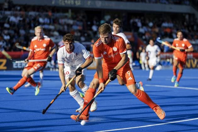 AMSTELVEEN - Conor Williamson of England and Koen Bijen of the Netherlands during the Hockey World Cup match between the Netherlands and England at the Wagener Stadium. KOEN VAN WEEL ANP xVIxANPxSportx xxANPxIVx 566202746 originalFilename: 566202746.jpg